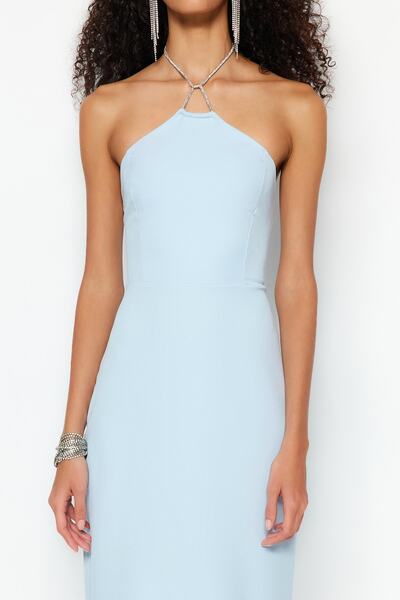 Trendyol Collection Světle modré lemované lesklé dlouhé večerní šaty zdobené drahokamy TPRSS23AE00160