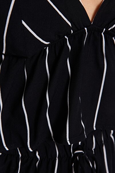 Trendyol Collection Černý pruhovaný zadní vázací detail Tkaný pyžamový set s provazovým popruhem a viskózovými šortkami THMSS23PT00053