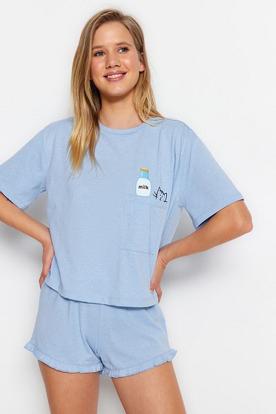 Trendyol Collection Set pijamale tricotate cu imprimeu cu volane albastre THMSS22PT0422