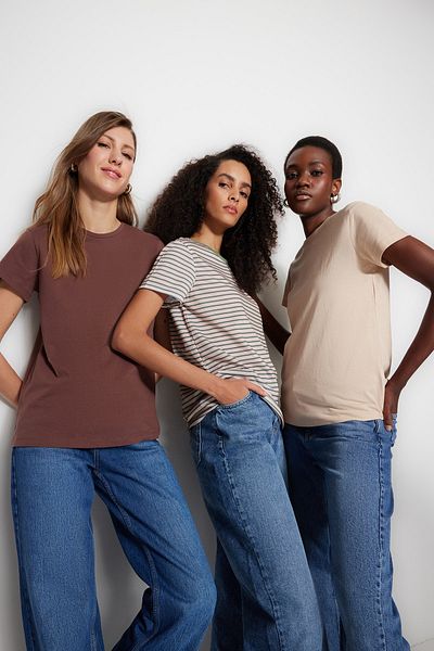 Trendyol Collection 3er-Pack gestrickte T-Shirts mit Rundhalsausschnitt – braun, beige, khakifarbene Streifen TWOSS20TS0146