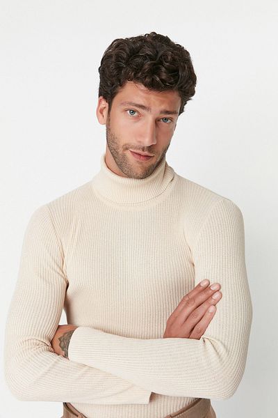 Trendyol Collection Gerippter Rollkragenpullover in Ecru – Baumwolle, schmale Passform TMNAW20MG0031