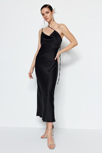 Trendyol Collection Czarna tkana satynowa długa suknia wieczorowa TPRSS23AE00109