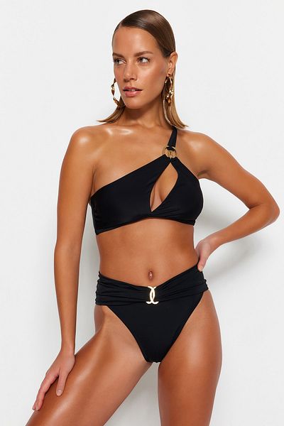 Trendyol Collection X Moeva Schwarz Accessoire Detailliertes One-Shoulder-Bikinioberteil TBESS22BU0411