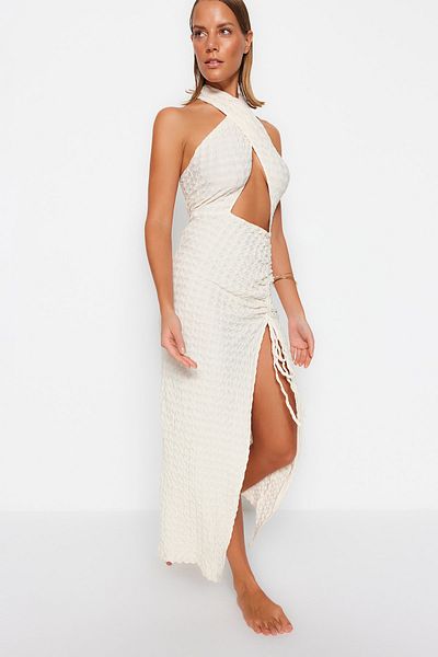 Trendyol Collection Ecru vypasované maxi pletené plážové šaty s výstřihem/okénkem TBESS23EL00098