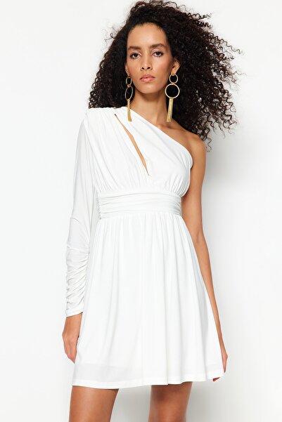 Trendyol Collection Rochie de seară tricotată cu croială A de mireasă ecru - Rochie de seară scurtă, căptușită, cu detaliu la fereastră TPRSS23EL00032