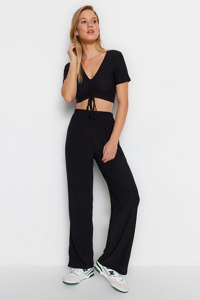 Trendyol Collection Schwarzes, gestricktes Pyjama-Set mit Unterhemd und Hose mit Kordelzug und detailliertem Kordelzug THMSS23AU00032
