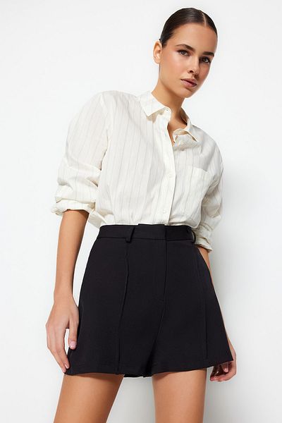 Trendyol Collection Černé žebrované tkané šortky TWOSS23SR00079