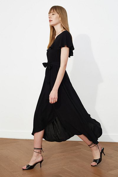 Trendyol Collection Maxi tkané šaty s černým páskem a asymetrickým volánkovým výstřihem do V TWOSS19OS0030