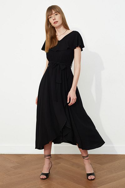 Trendyol Collection Maxi tkané šaty s černým páskem a asymetrickým volánkovým výstřihem do V TWOSS19OS0030