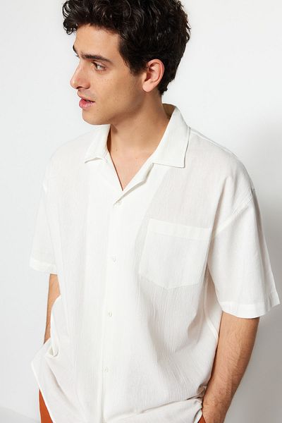 Trendyol Collection Weißes, übergroßes Sommer-Baumwollhemd TMNSS23GO00080