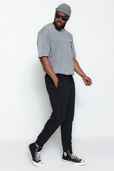Trendyol Collection Schwarze Slim Fit Jogginghose in Übergröße – elastisches Bein TMNSS23AJ00001