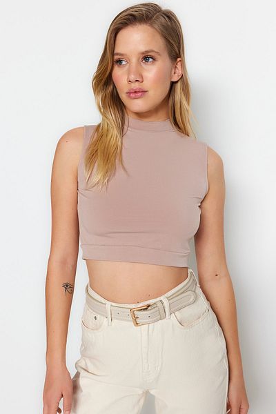 Trendyol Collection Beige, eng anliegende, kurze, dehnbare Strickbluse mit hohem Kragen TWOSS21BZ0161