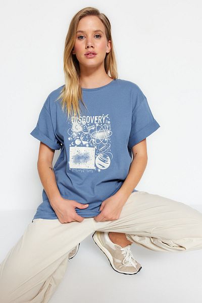 Trendyol Collection Indigo 100% bavlna s potiskem Boyfriend/Wide Fit Crew Crew Neck Pletené tričko TWOSS22TS1304