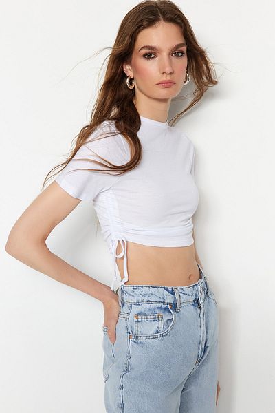Trendyol Collection Bílý volán Detailně vypasovaný výstřih s výstřihem Pružná pletená halenka TWOSS21BZ0180