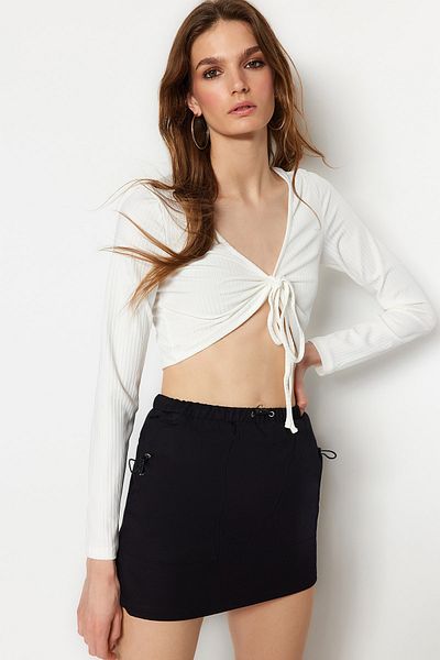 Trendyol Collection Ecru kravata Detailní vypasovaný úplet s výstřihem do V Žebrovaná pružná pletená halenka TWOAW22BZ0397