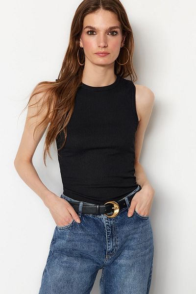 Trendyol Collection Černý vypasovaný/na tělo sedící zavinovač krku/texturovaný pletený atlet TWOSS22AL00075