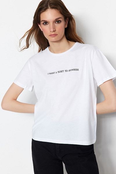 Trendyol Collection Fehér, 100% pamut szlogennyomott, kényelmes szabású Basic nyakú, kötött póló TWOSS20TS0207