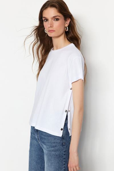 Trendyol Collection Ecru 100% bavlna Základní pletené tričko s výstřihem a zapínáním na patentky TWOSS20TS0745