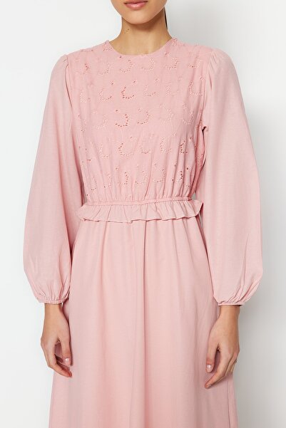 Trendyol Modest Světle růžové bavlněné tkané šaty s výšivkou a volánky TCTSS23EB00053