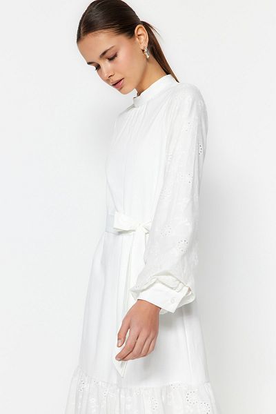 Trendyol Modest Weißes, gefüttertes, gewebtes Kleid mit Stickereidetails an Ärmeln und Röcken TCTSS23EB00080