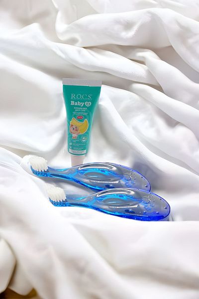 R.O.C.S. Rocs Baby 0-3 Year Old Toothbrush 2 Pieces Blue - Trial Size Banana Puree Baby Paste 25 Gr Gifted