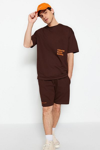 Trendyol Collection Braunes Trainingsanzug-Set mit entspannter Passform - Baumwolle mit Textaufdruck TMNSS23EM00001