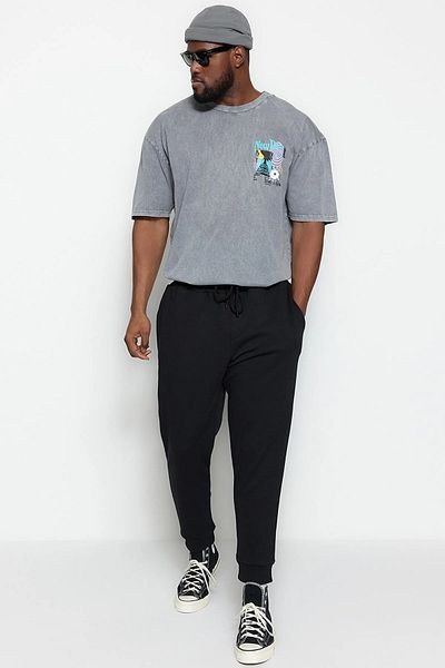 Trendyol Collection Schwarze Slim Fit Jogginghose in Übergröße – elastisches Bein TMNSS23AJ00001