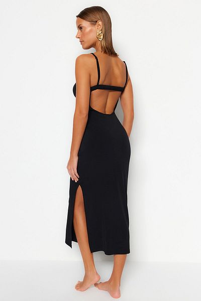 Trendyol Collection Schwarzes, tailliertes, rückenfreies Maxi-Strandkleid aus Strick TBESS23EL00116