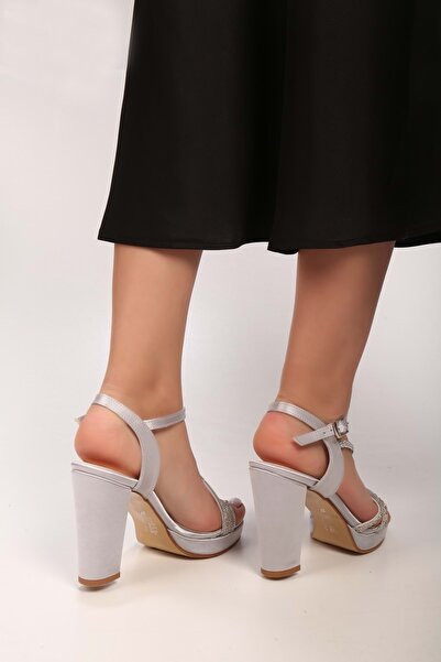 Shoeberry Dámské roční stříbrné saténové kamenné boty na podpatku