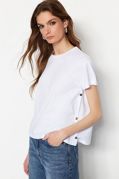 Trendyol Collection Ecru 100% bavlna Základní pletené tričko s výstřihem a zapínáním na patentky TWOSS20TS0745
