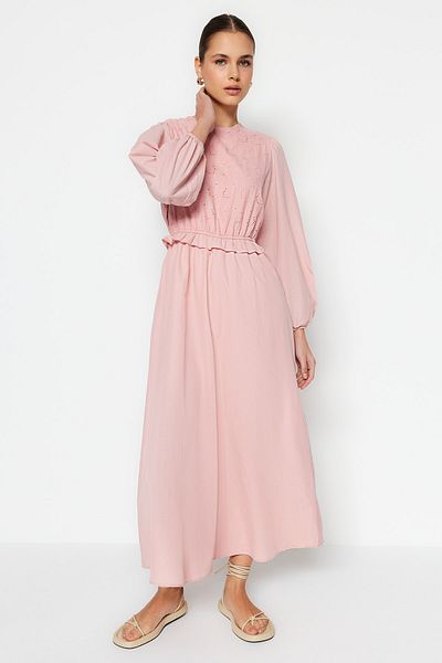 Trendyol Modest Ανοιχτό ροζ κέντημα και βολάν Λεπτομερές φόρεμα από βαμβάκι TCTSS23EB00053