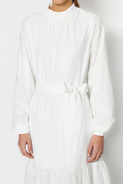 Trendyol Modest Λευκό κέντημα με μανίκια και φούστες με λεπτομέρεια υφαντό φόρεμα TCTSS23EB00080