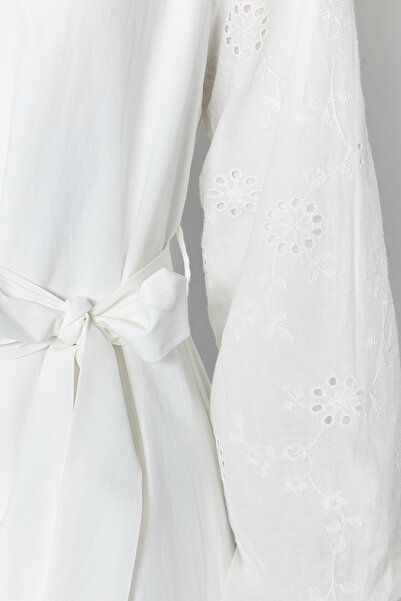 Trendyol Modest Λευκό κέντημα με μανίκια και φούστες με λεπτομέρεια υφαντό φόρεμα TCTSS23EB00080