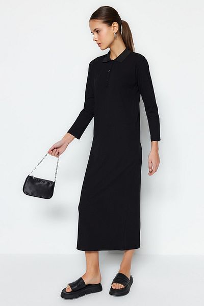 Trendyol Modest Schwarzes geripptes Strickkleid mit Polokragen TCTSS23EB00246