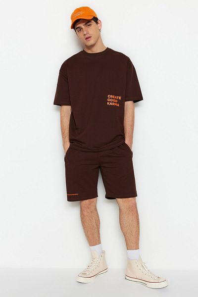 Trendyol Collection Braunes Trainingsanzug-Set mit entspannter Passform - Baumwolle mit Textaufdruck TMNSS23EM00001