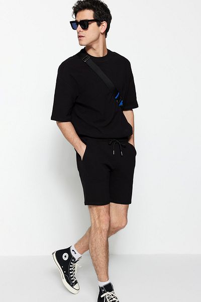 Trendyol Collection Prémiové černé šortky s texturou a bermudy – 100% bavlna TMNSS23SR00032