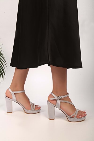 Shoeberry Dámské roční stříbrné saténové kamenné boty na podpatku