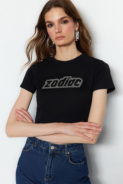 Trendyol Collection Tricou tricotat elastic din bumbac, cu decolteu răsucit, cu imprimeu de bază, cu piatră neagră TWOSS23TS00128
