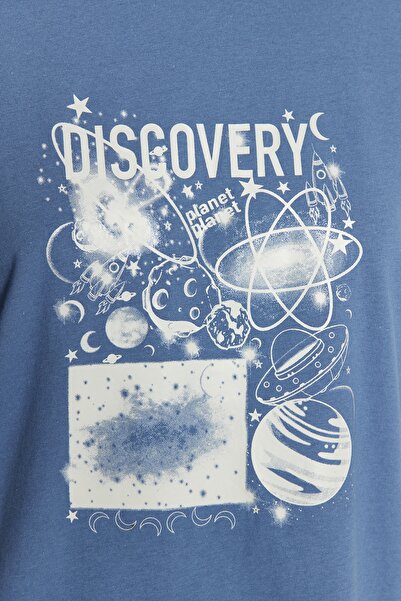 Trendyol Collection Indigó 100% pamut nyomott Boyfriend/Wide Fit Crew nyakú kötött póló TWOSS22TS1304