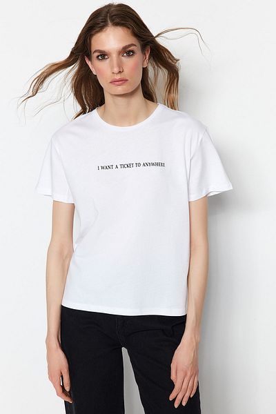 Trendyol Collection Fehér, 100% pamut szlogennyomott, kényelmes szabású Basic nyakú, kötött póló TWOSS20TS0207