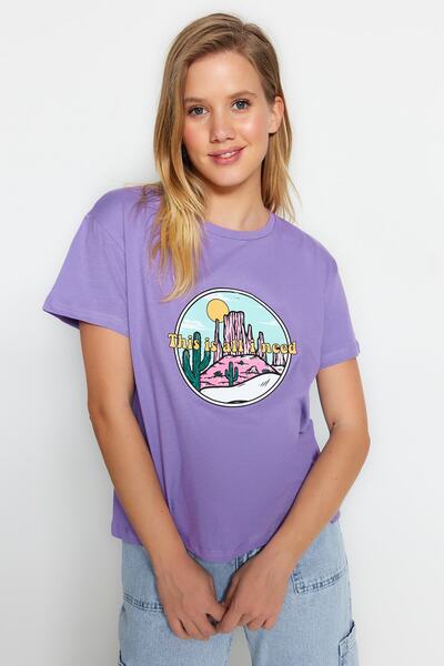 Trendyol Collection Lilac 100% bavlna Potištěný uvolněný/široký uvolněný střih Crew Neck Pletené tričko TWOSS22TS1116