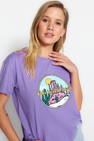 Trendyol Collection Lilac 100% bavlna Potištěný uvolněný/široký uvolněný střih Crew Neck Pletené tričko TWOSS22TS1116