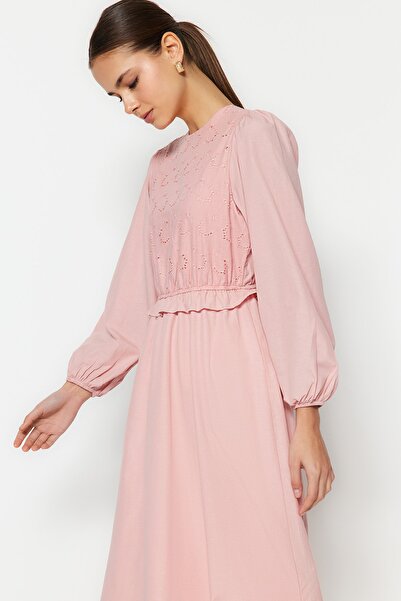 Trendyol Modest Světle růžové bavlněné tkané šaty s výšivkou a volánky TCTSS23EB00053