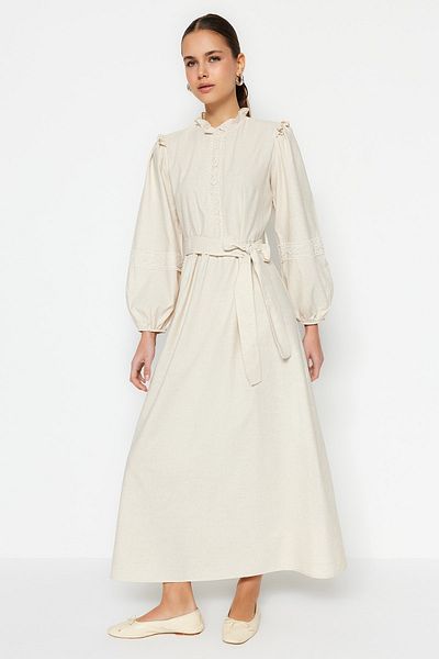 Trendyol Modest Cremefarbenes Kleid aus gewebtem Leinenmischgewebe mit Guipure-Stoff mit Gürtel und Rüschendetail TCTSS23EB00011