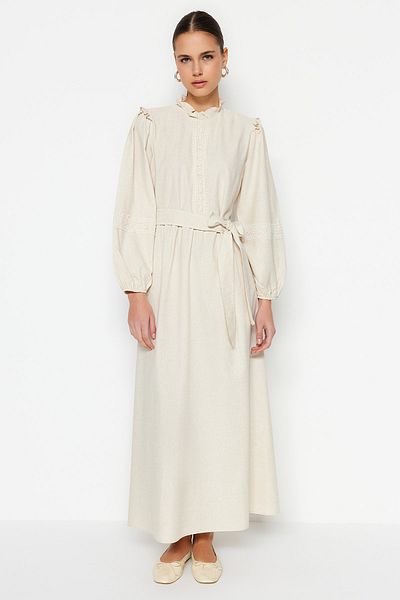 Trendyol Modest Cremefarbenes Kleid aus gewebtem Leinenmischgewebe mit Guipure-Stoff mit Gürtel und Rüschendetail TCTSS23EB00011
