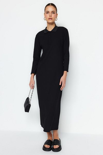 Trendyol Modest Schwarzes geripptes Strickkleid mit Polokragen TCTSS23EB00246