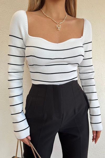 LE CARAMBOLE Weiß-schwarz gestreifte Strickbluse mit herzförmigem Ausschnitt für Damen