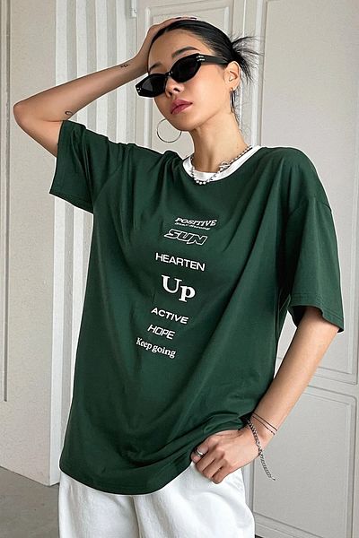 MODAGEN Unisex zelený límec bílé oversize tričko přes rameno