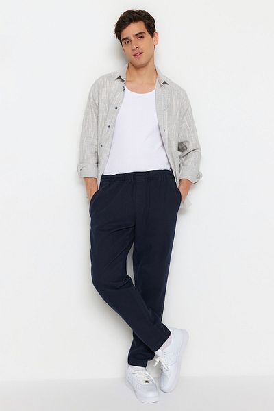 Trendyol Collection Sötétkék, normál szabású gumírozott derékú gabardin nadrág TMNSS23PL00033