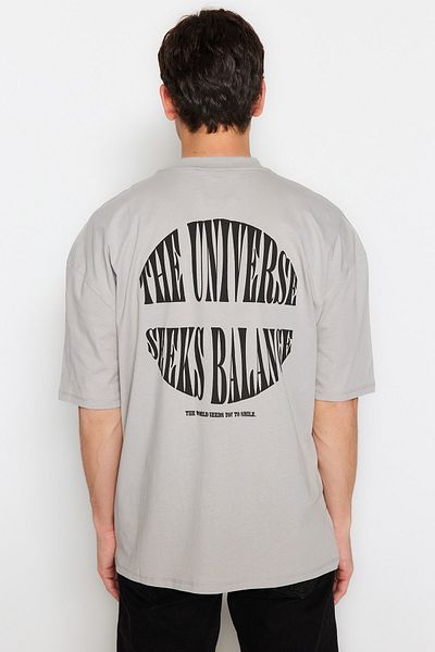 Trendyol Collection Übergroßes graues Baumwoll-T-Shirt – Text bedruckt, TMNSS23TS00190